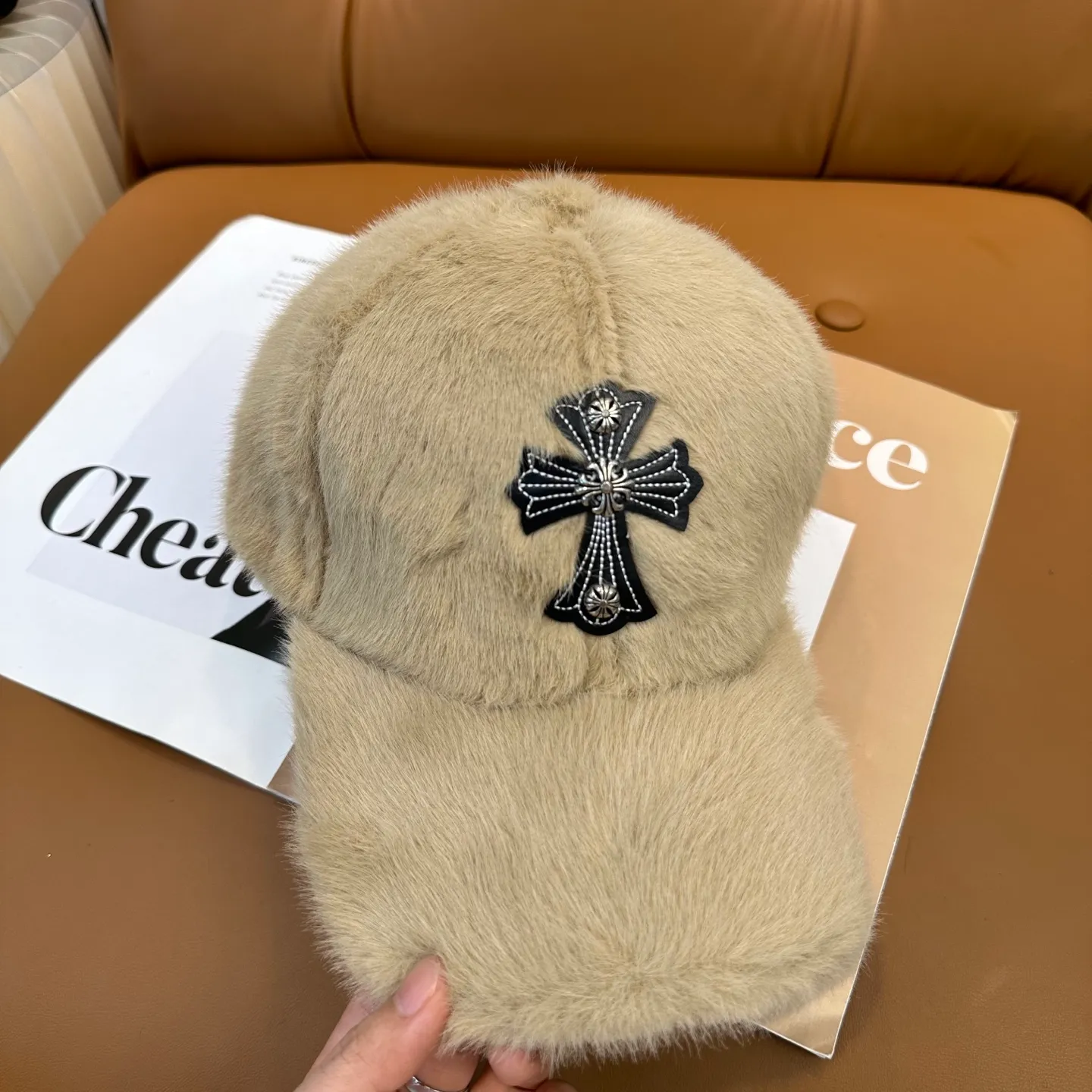 P66 Crow Heart's new autumn and winter baseball cap. It is full of autumn and winter atmosphere. The quality is great. The deepening of the hat shape makes it more elegant. It is very nice for both men and women. It is a classic among classics. It goes well with daily wear. Casual and fashionable.
